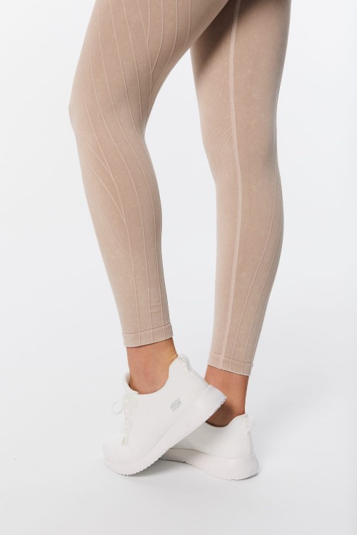 legginsy-damskie-bezowe-fitam-shine-nogi.jpg